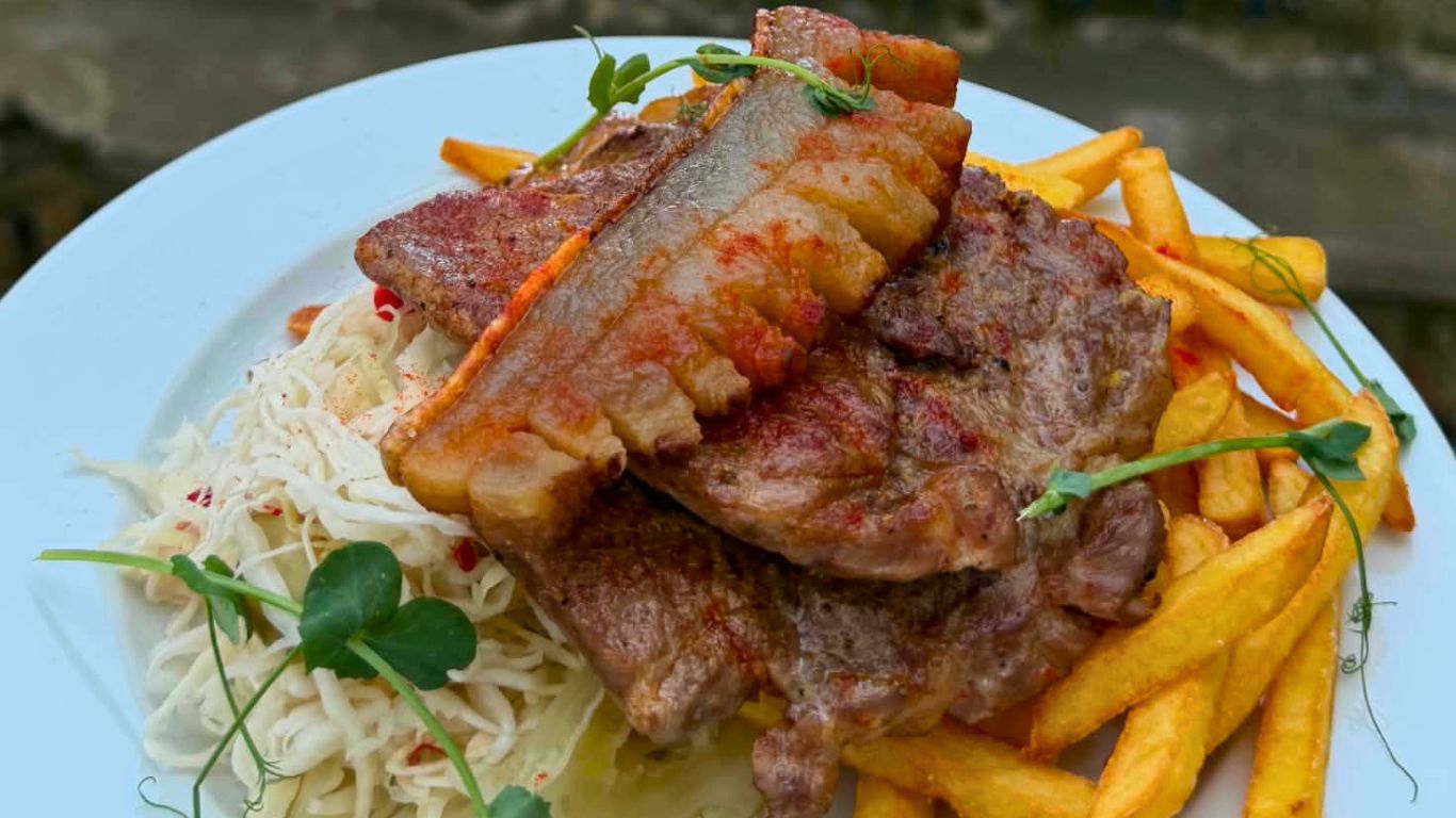 Cigánypecsenye hasábburgonyával és savanyúsággal